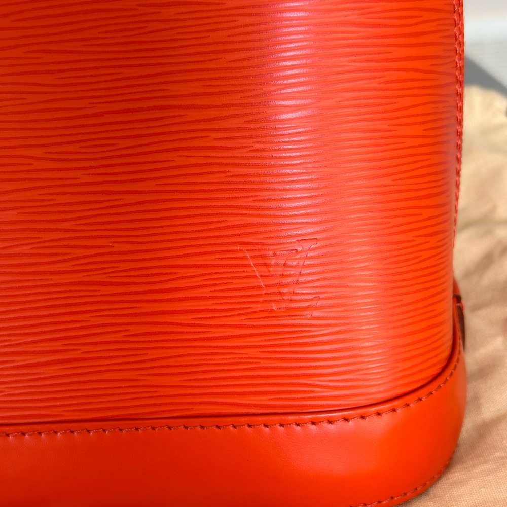 Louis Vuitton Alma handbag in Piment Epi leather PM with silver-tone hardware. - Picture 13 of 16